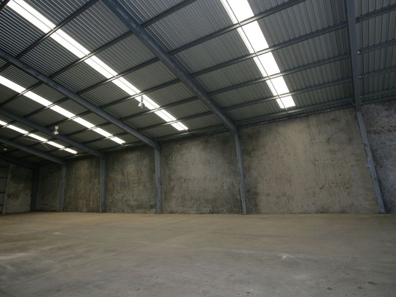 Interior de un galpón industrial
