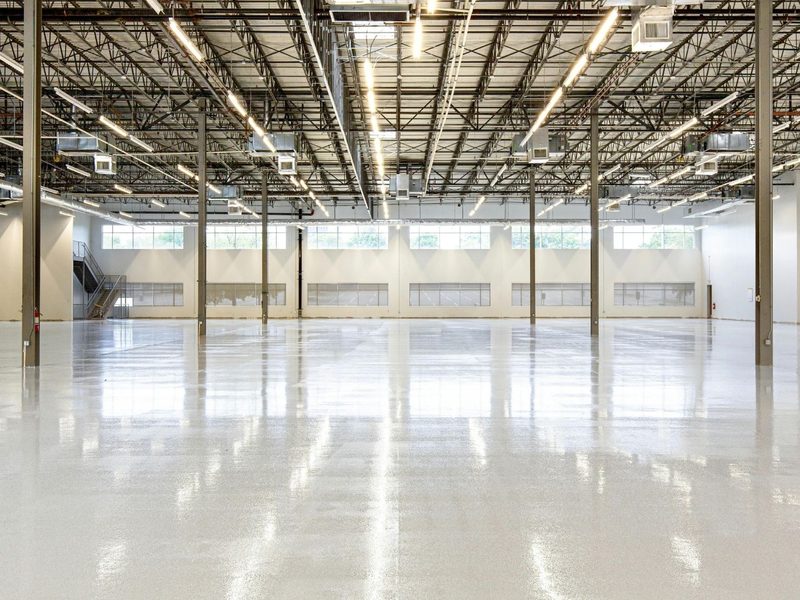 Terminación de un piso industrial con helicóptero de hormigón